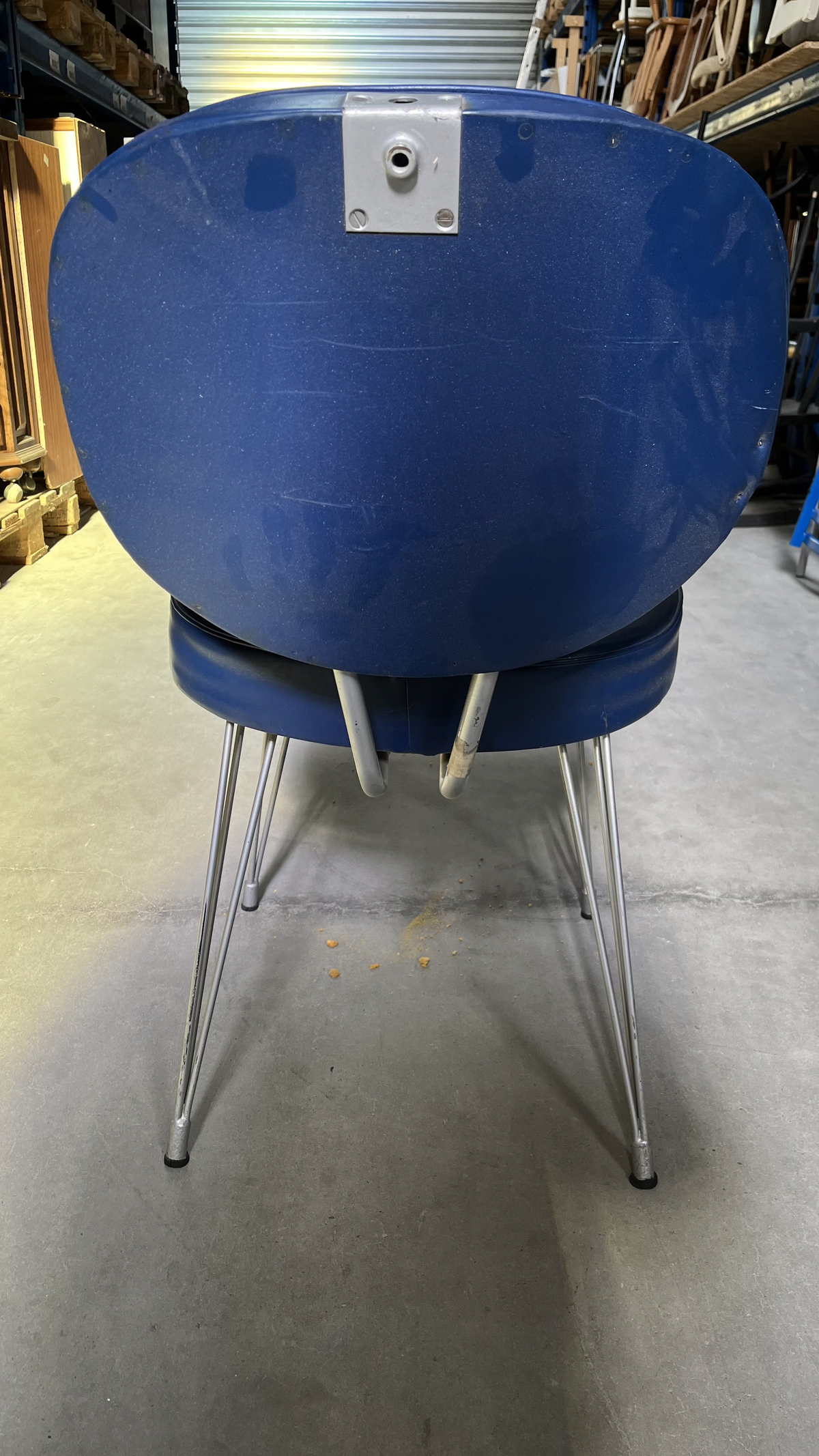 Chaise vintage à dossier rond en cuir bleu marine