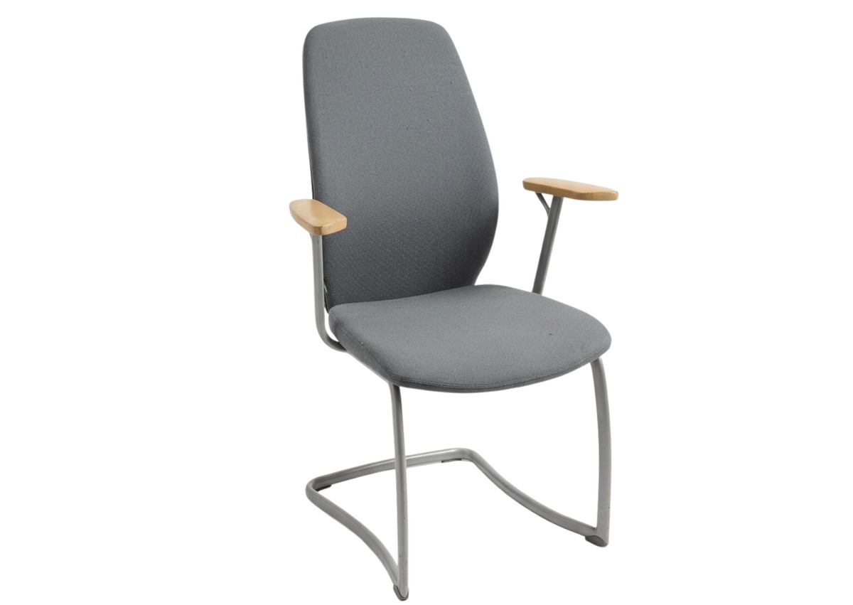 Chaise de bureau luge en tissu gris à accoudoirs en bois