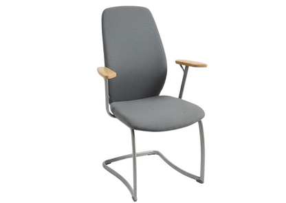 Chaise de bureau luge en tissu gris à accoudoirs en bois