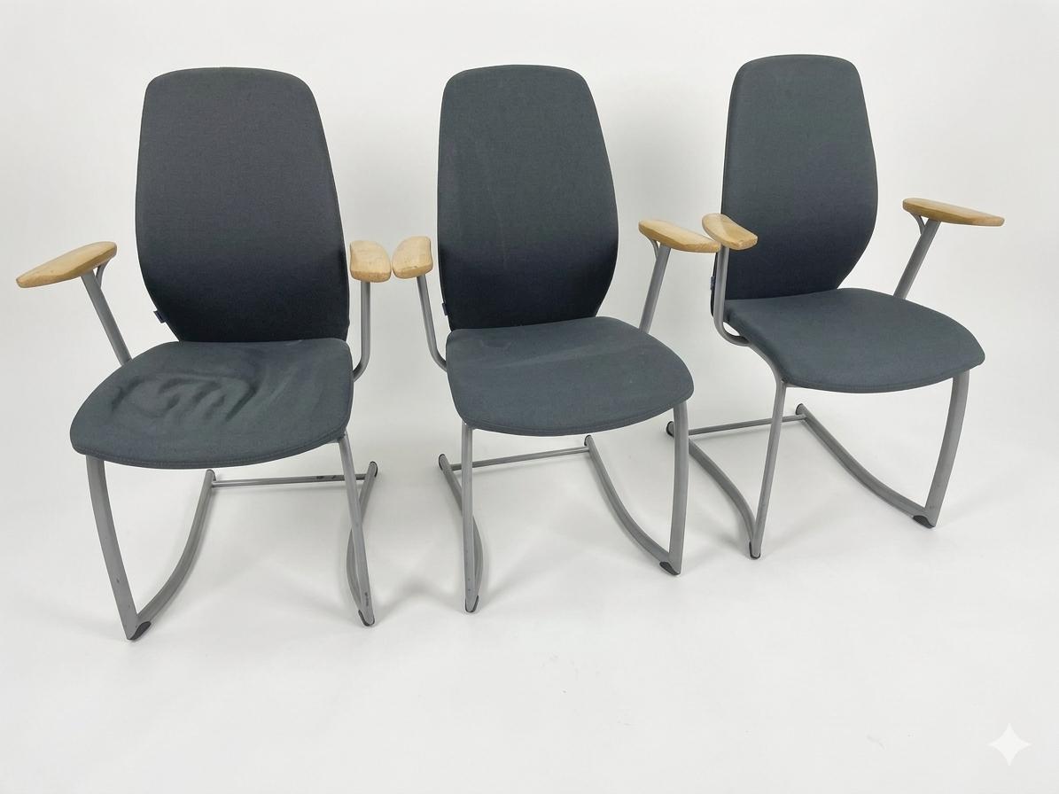 Chaise de bureau luge en tissu gris à accoudoirs en bois