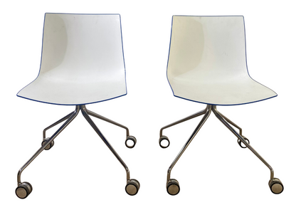 Paire de chaises coque en plastique blanc à roulettes