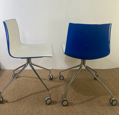 Paire de chaises coque en plastique blanc à roulettes