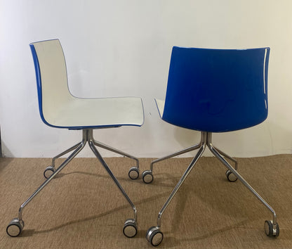 Paire de chaises coque en plastique blanc à roulettes