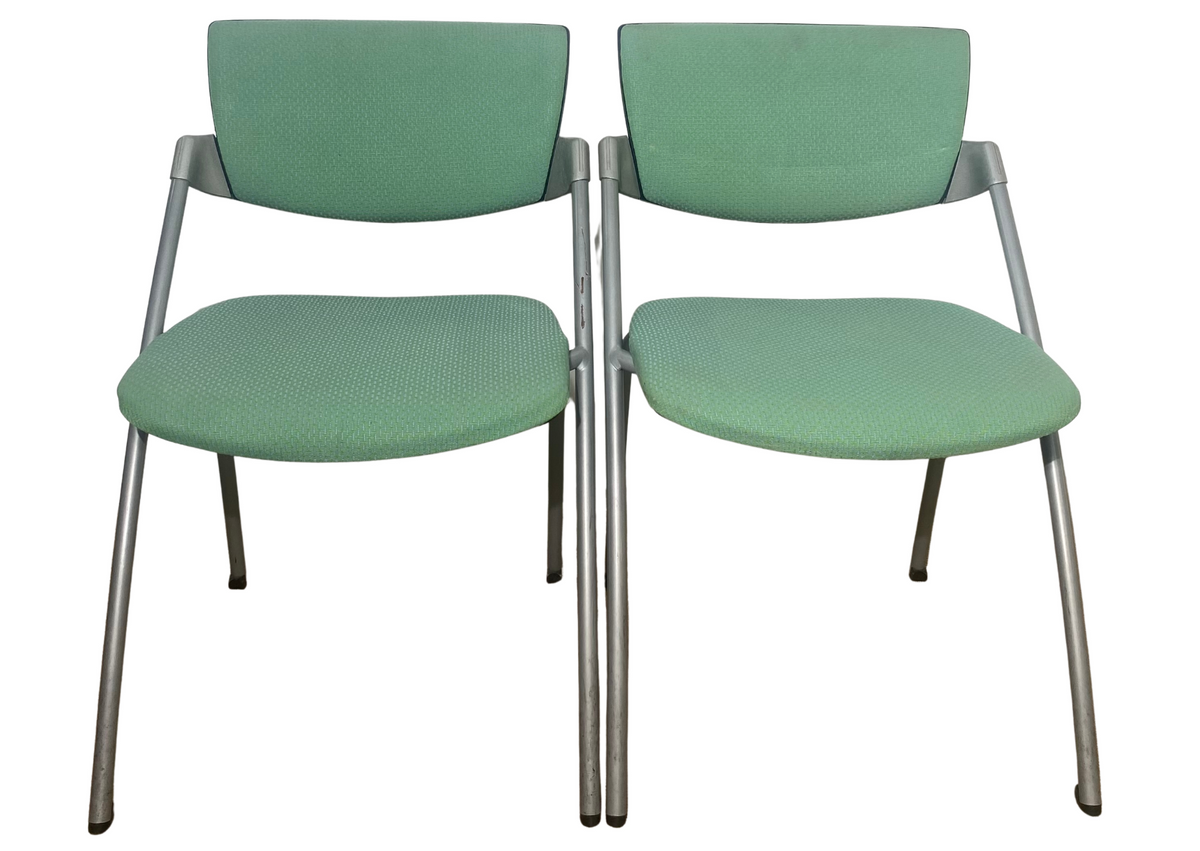 Paire de chaises en tissu vert d'eau sur pieds en métal