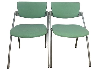 Paire de chaises en tissu vert d'eau sur pieds en métal