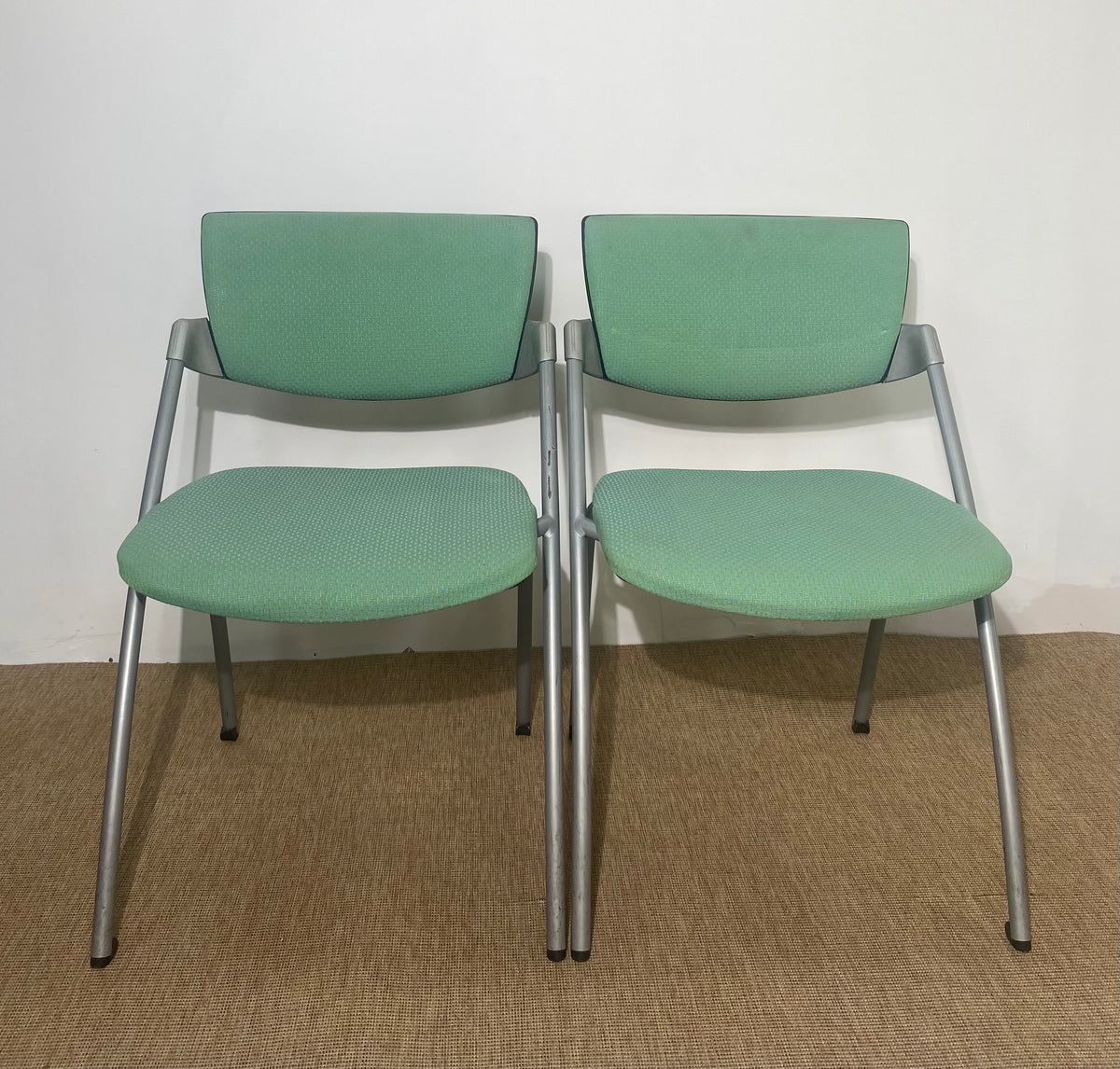 Paire de chaises en tissu vert d'eau sur pieds en métal