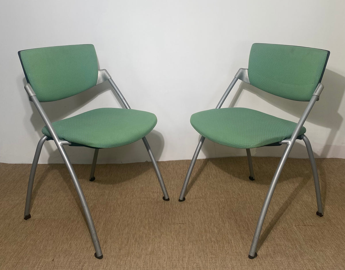 Paire de chaises en tissu vert d'eau sur pieds en métal