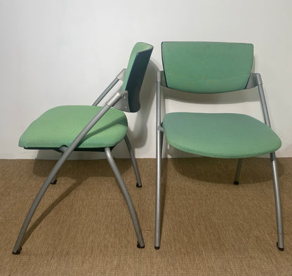 Paire de chaises en tissu vert d'eau sur pieds en métal