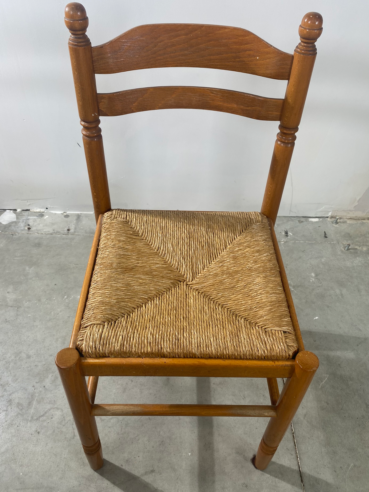 Chaise en bois à dossier à barrettes et assise paillée