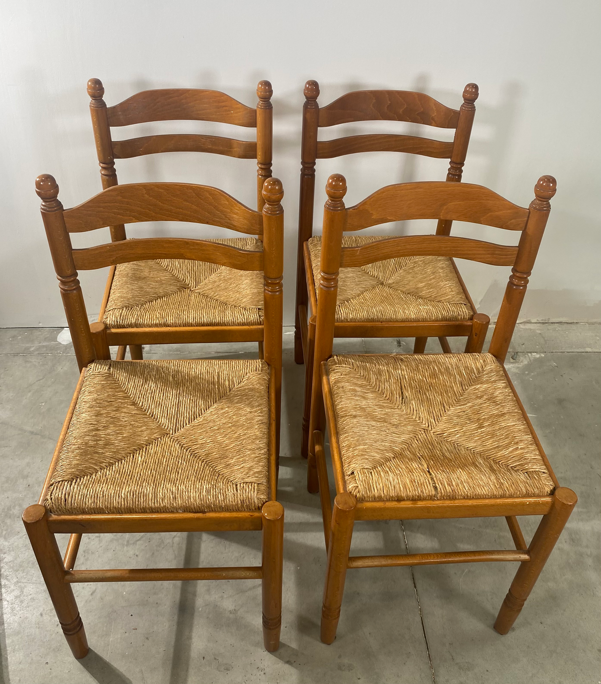 Chaise en bois à dossier à barrettes et assise paillée