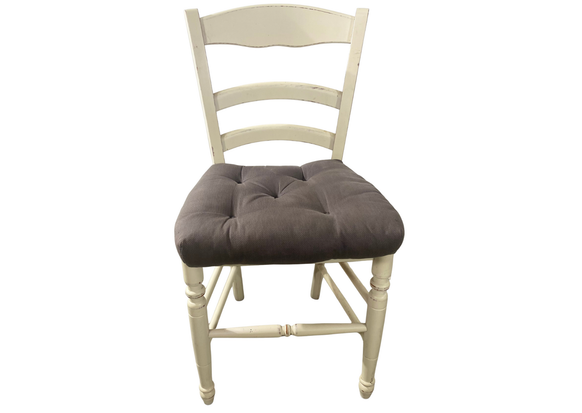 Chaise en bois peint blanc à galette grise capitonnée