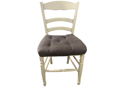 Chaise en bois peint blanc à galette grise capitonnée