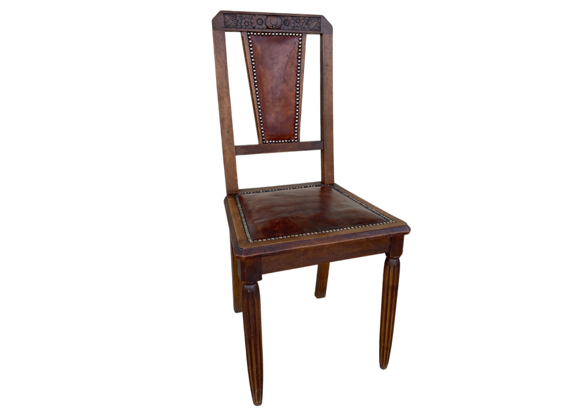 Chaise en bois foncé à dossier ajouré et cuir marron