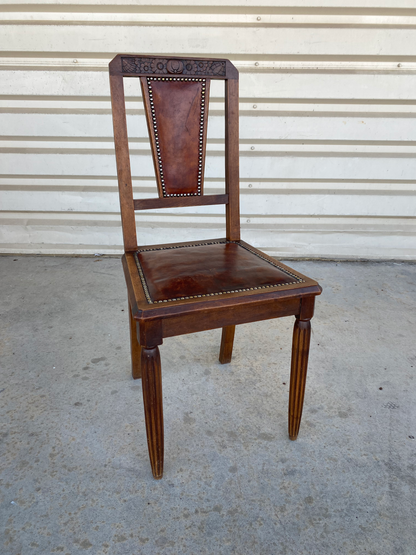 Chaise en bois foncé à dossier ajouré et cuir marron
