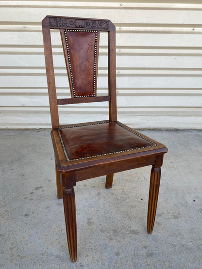 Chaise en bois foncé à dossier ajouré et cuir marron
