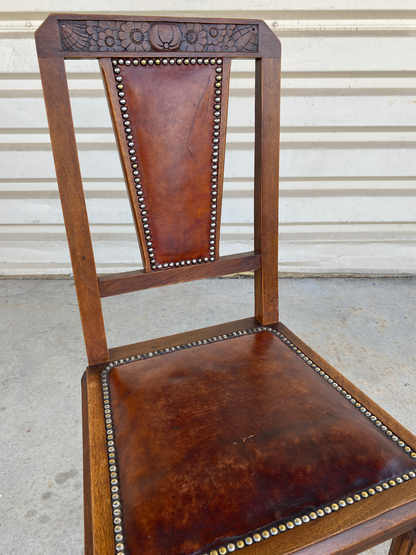 Chaise en bois foncé à dossier ajouré et cuir marron