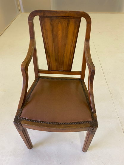 Fauteuil en bois à dossier éventail et assise en cuir