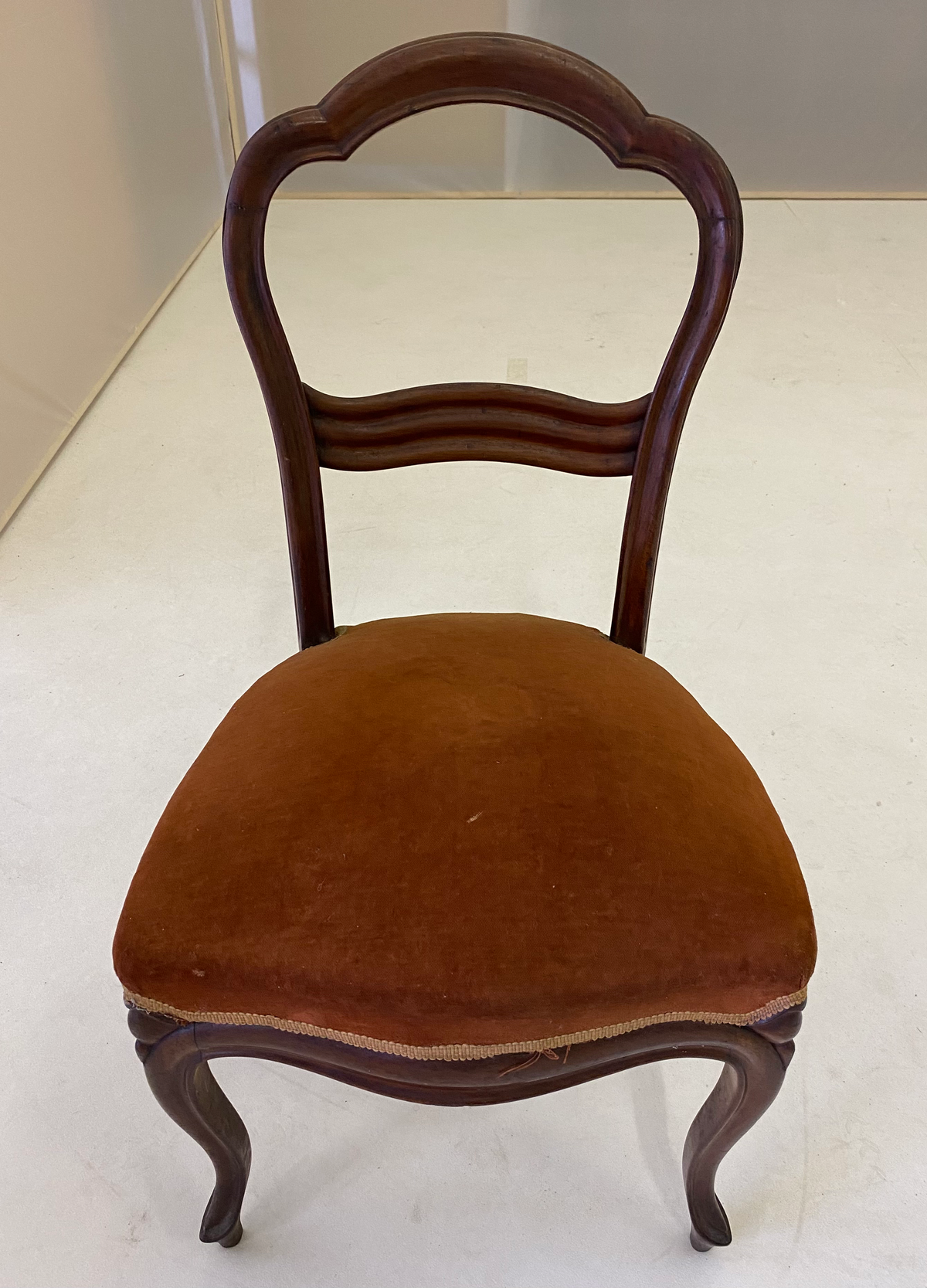 Chaise de style Louis-Philippe en bois et velours marron