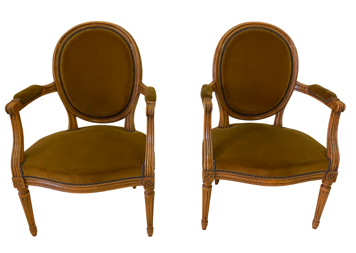 Fauteuil médaillon de style Louis XVI vert olive