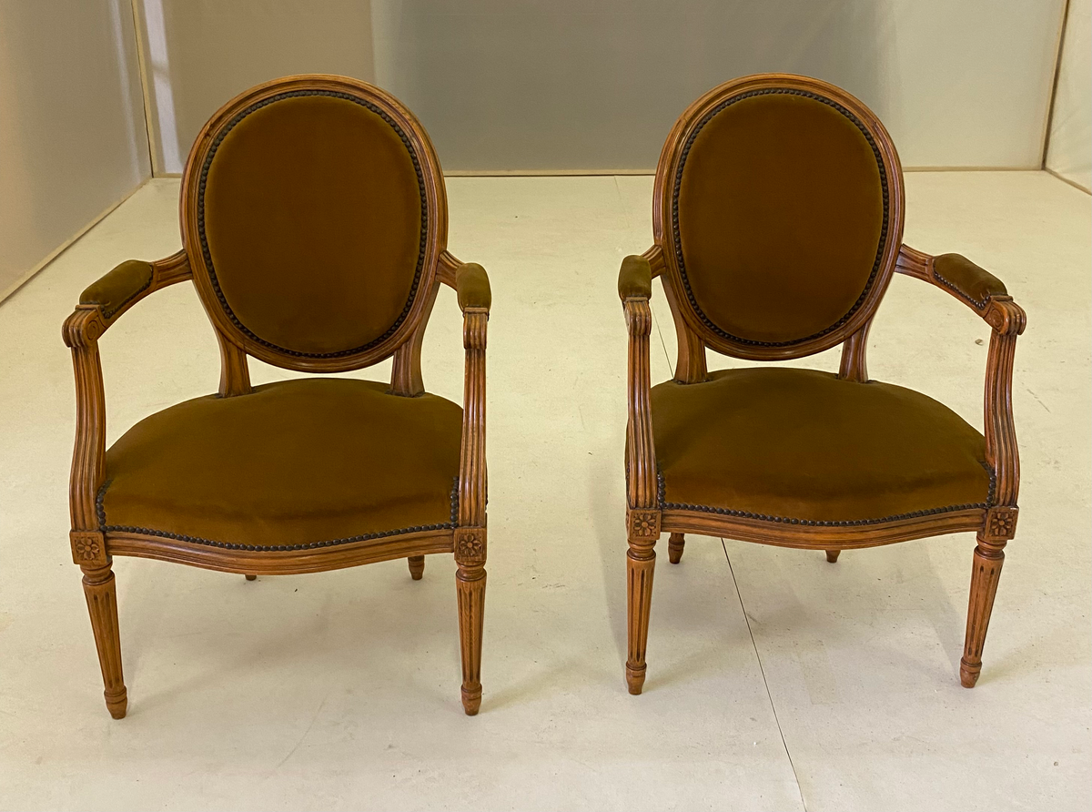 Fauteuil médaillon de style Louis XVI vert olive