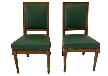 Paire de chaises en bois foncé et cuir vert