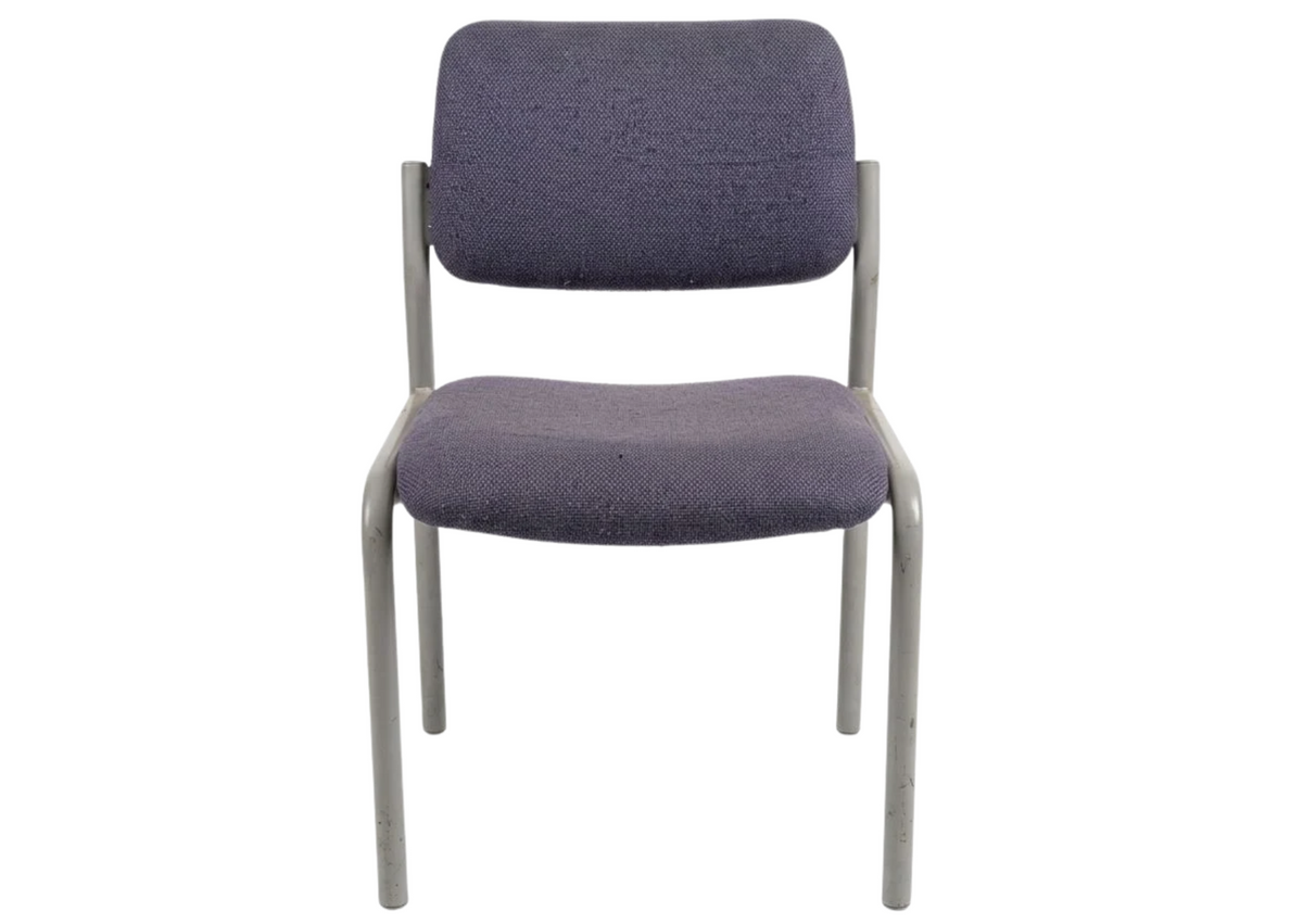 Chaise en tissu gris sur structure en métal