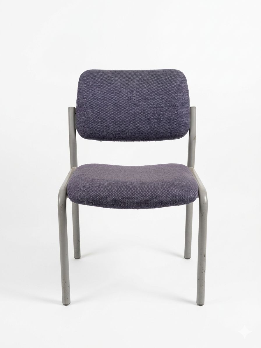 Chaise en tissu gris sur structure en métal