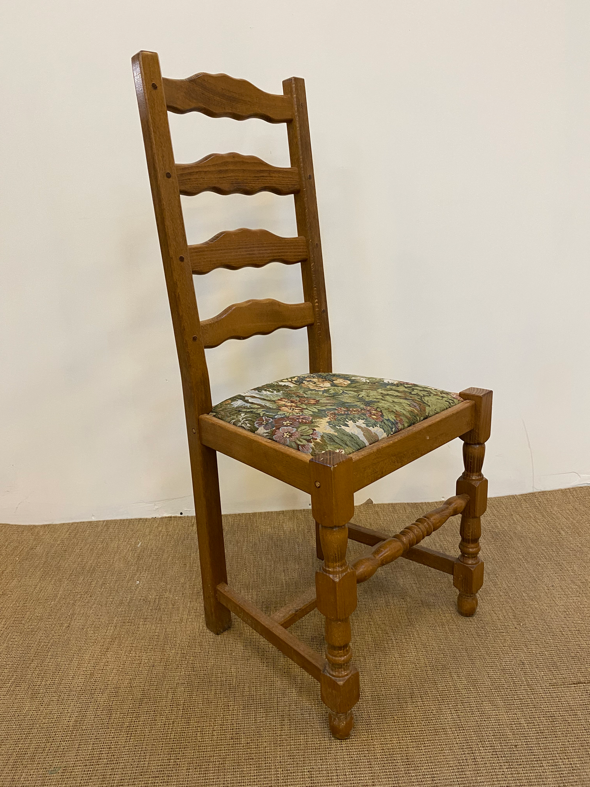 Chaise rustique en bois à assise en tissu fleuri