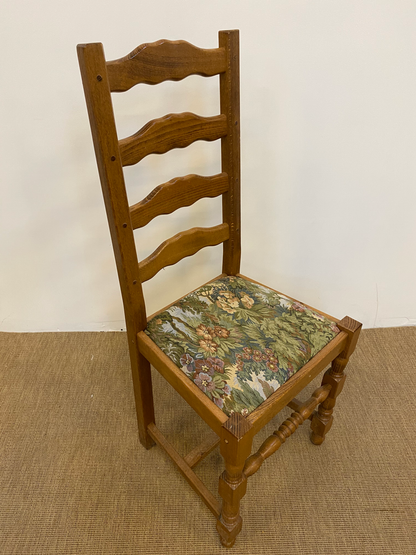 Chaise rustique en bois à assise en tissu fleuri