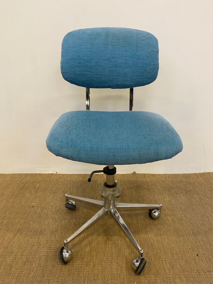 Chaise de bureau vintage à roulettes en tissu bleu