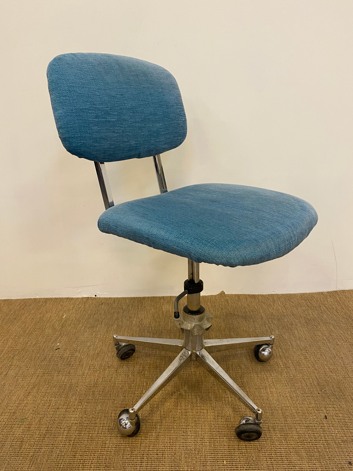 Chaise de bureau vintage à roulettes en tissu bleu