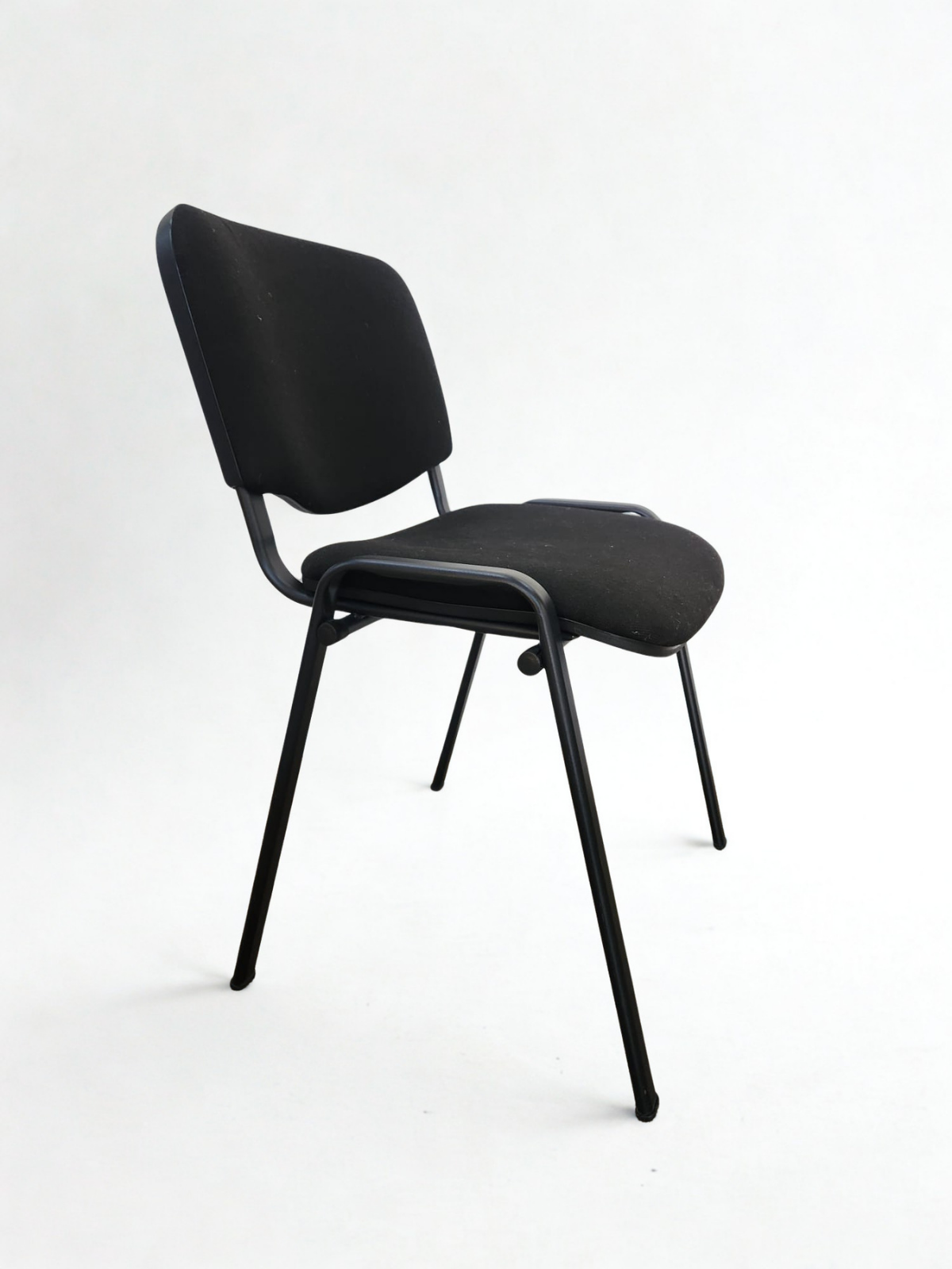 Chaise en tissu noir sur pieds en métal noir
