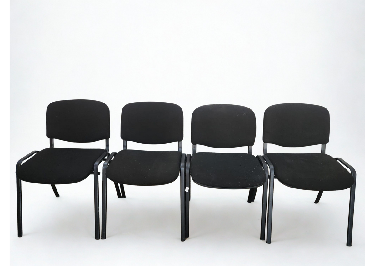 Chaise en tissu noir sur pieds en métal noir