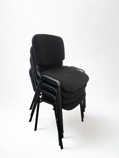 Chaise en tissu noir sur pieds en métal noir