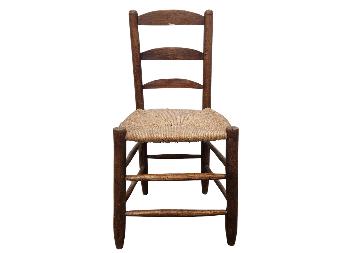 Chaise en bois foncé à barrettes et assise paillée