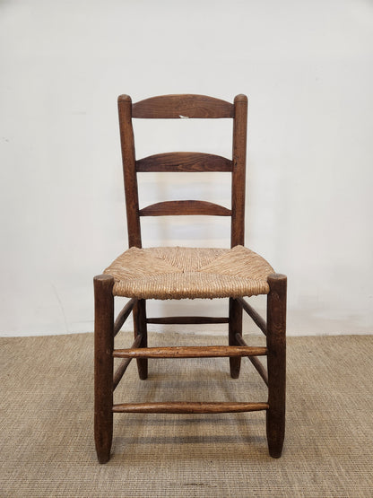 Chaise en bois foncé à barrettes et assise paillée