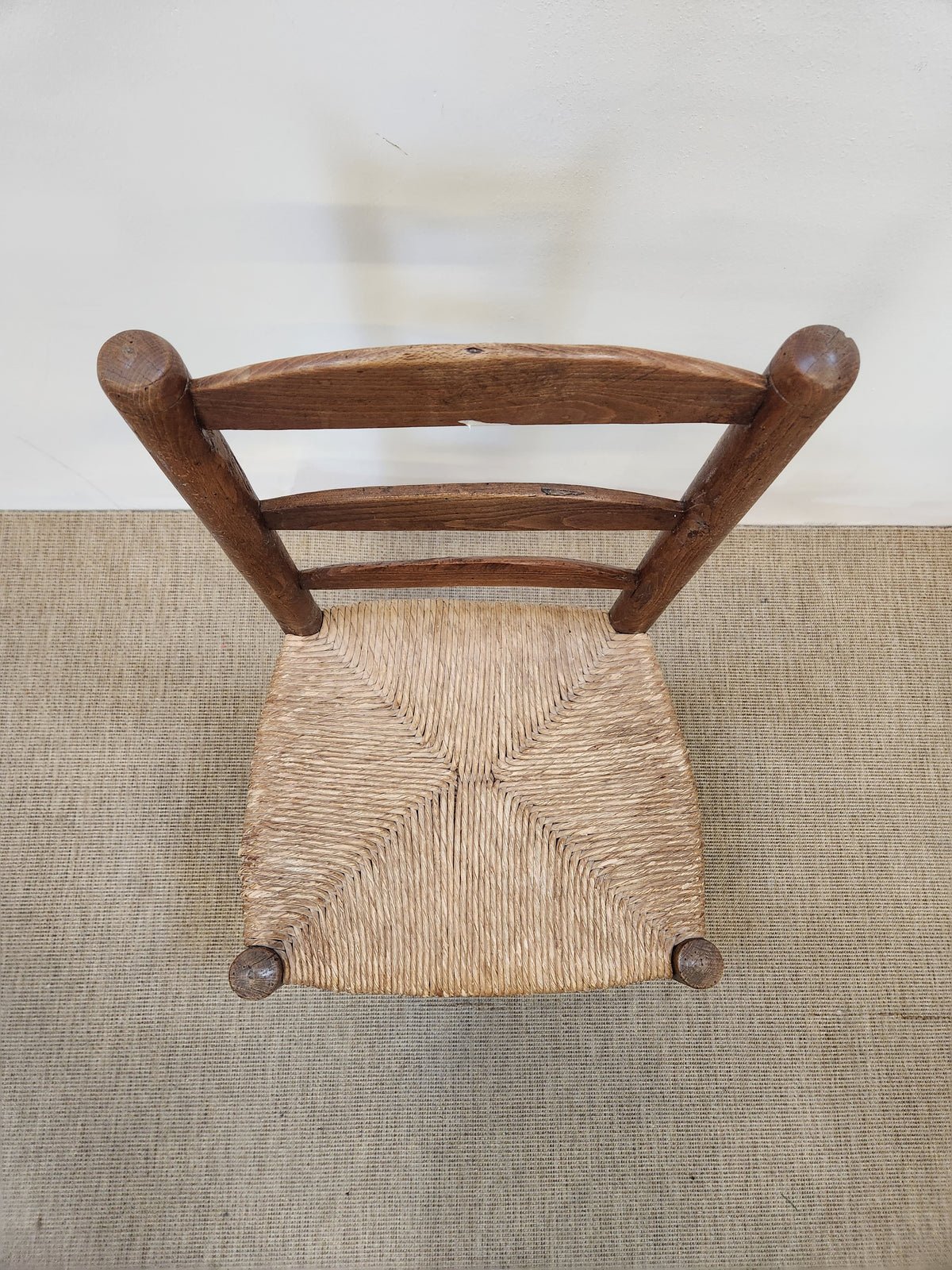 Chaise en bois foncé à barrettes et assise paillée