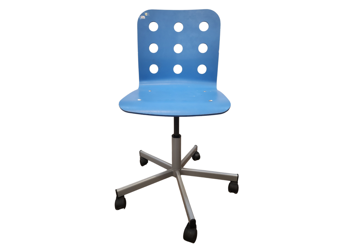 Chaise de bureau à roulettes à coque bleue perforée