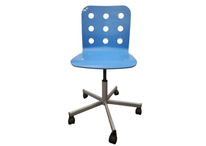 Chaise de bureau à roulettes à coque bleue perforée