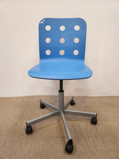 Chaise de bureau à roulettes à coque bleue perforée