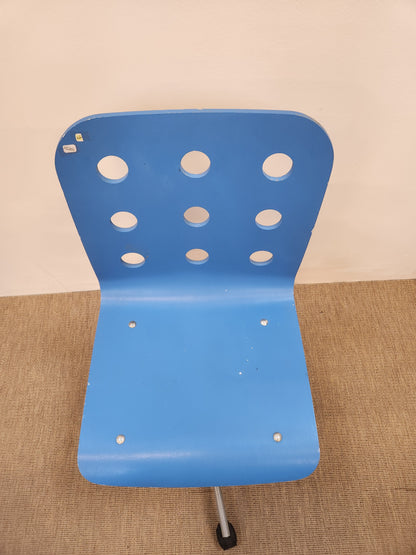 Chaise de bureau à roulettes à coque bleue perforée
