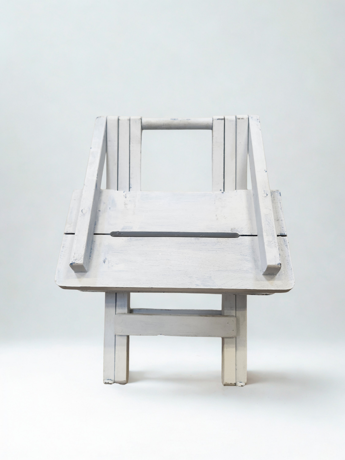 Tabouret pliant en bois peint blanc à lattes