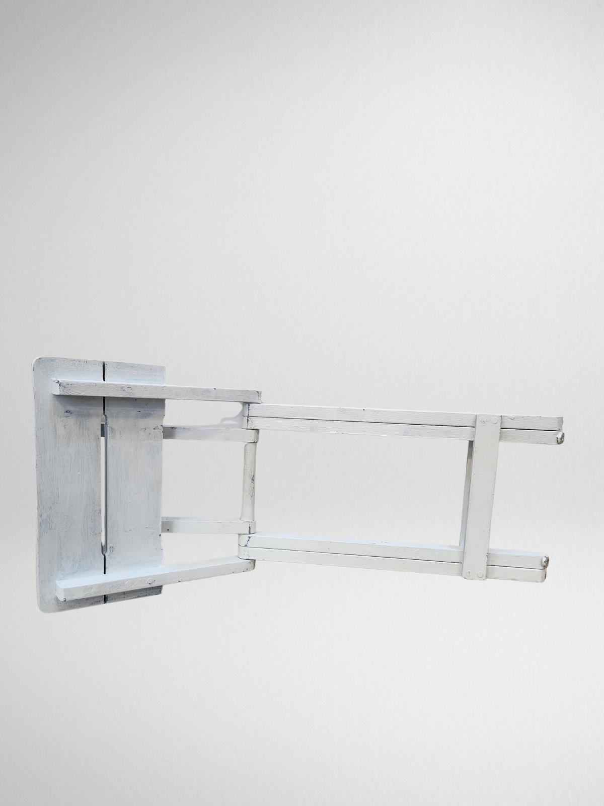 Tabouret pliant en bois peint blanc à lattes
