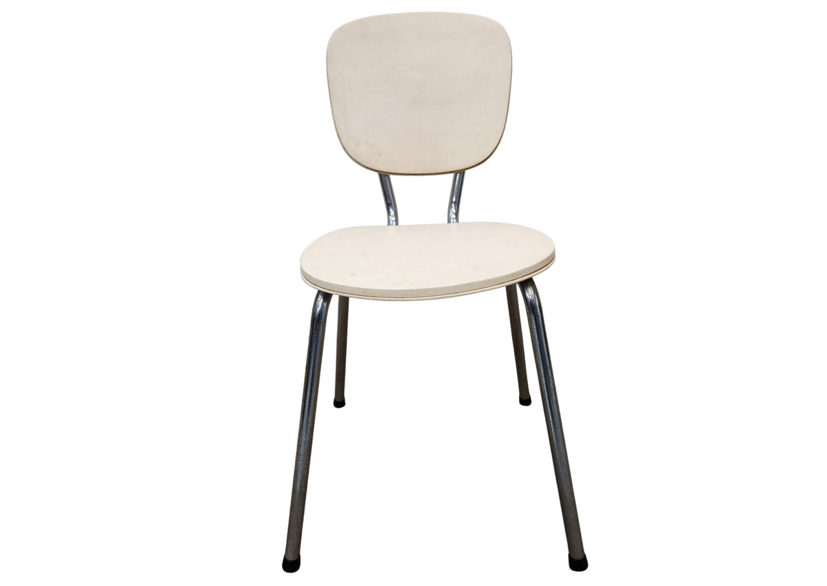Chaise vintage blanche rembourrée sur pieds chromés