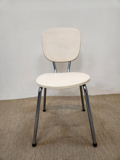 Chaise vintage blanche rembourrée sur pieds chromés