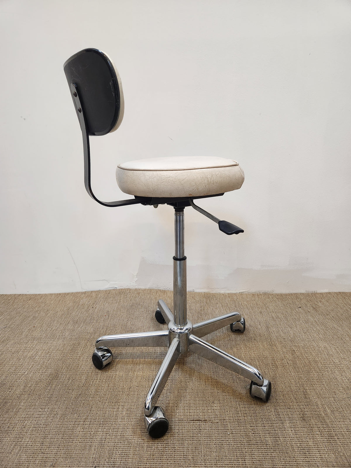 Chaise réglable à roulettes en simili cuir blanc