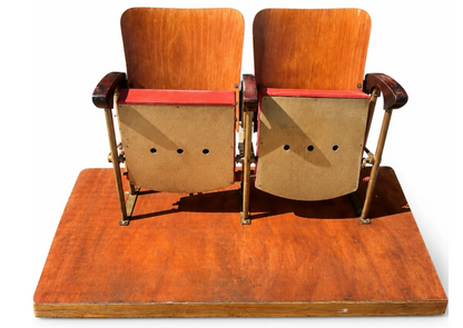 Rangée de sièges de cinéma en bois sur socle (L 155 × P 75 × H 100 cm)