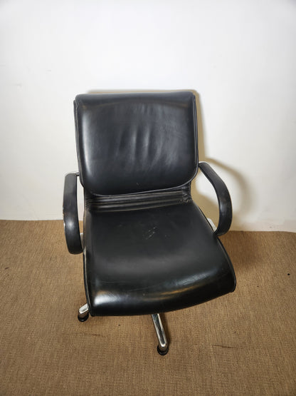 Chaise de bureau en simili cuir noir et métal chromé