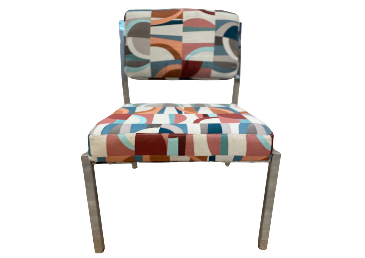 Chaise en métal chromé et tissu à motifs multicolores