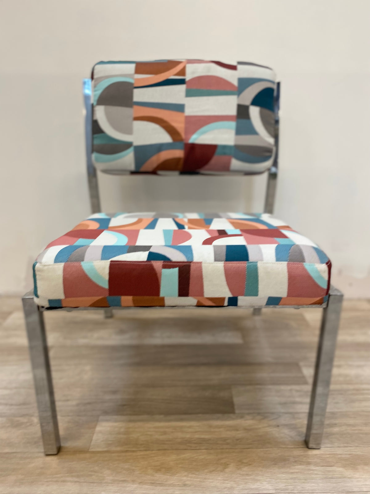Chaise en métal chromé et tissu à motifs multicolores